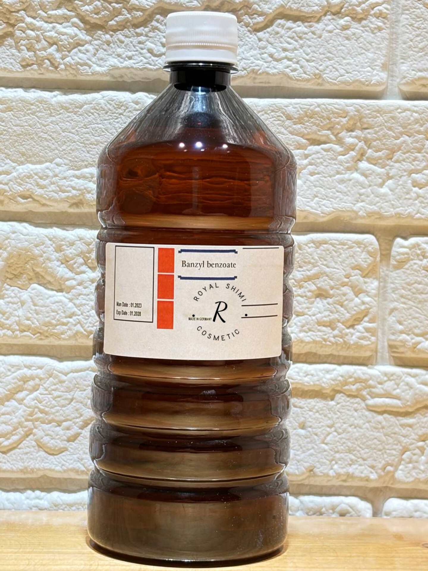 بنزیل بنزوات |حفظ‌کننده / ضد میکروب| حلال در ترکیبات روغنی و اسانس ها |تثبیت کننده عطر