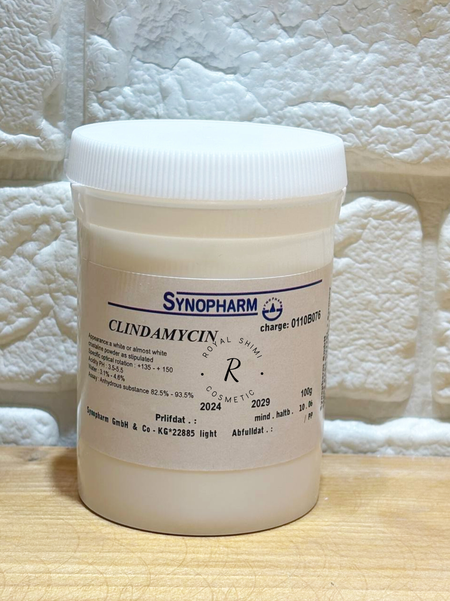 کلیندامایسین| کاربرد در داروهای موضعی برای درمان آکنه و عفونت‌های پوستی.